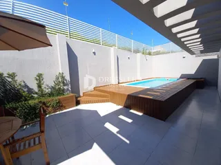 Vista externa de uma área de piscina e deck em Lajeado, Brasil.