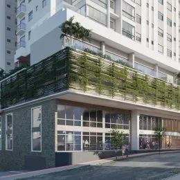 Fachada de um edifício residencial com vegetação no topo em Lajeado, Brasil.