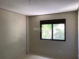 Quarto com grande janela de vista para a natureza.