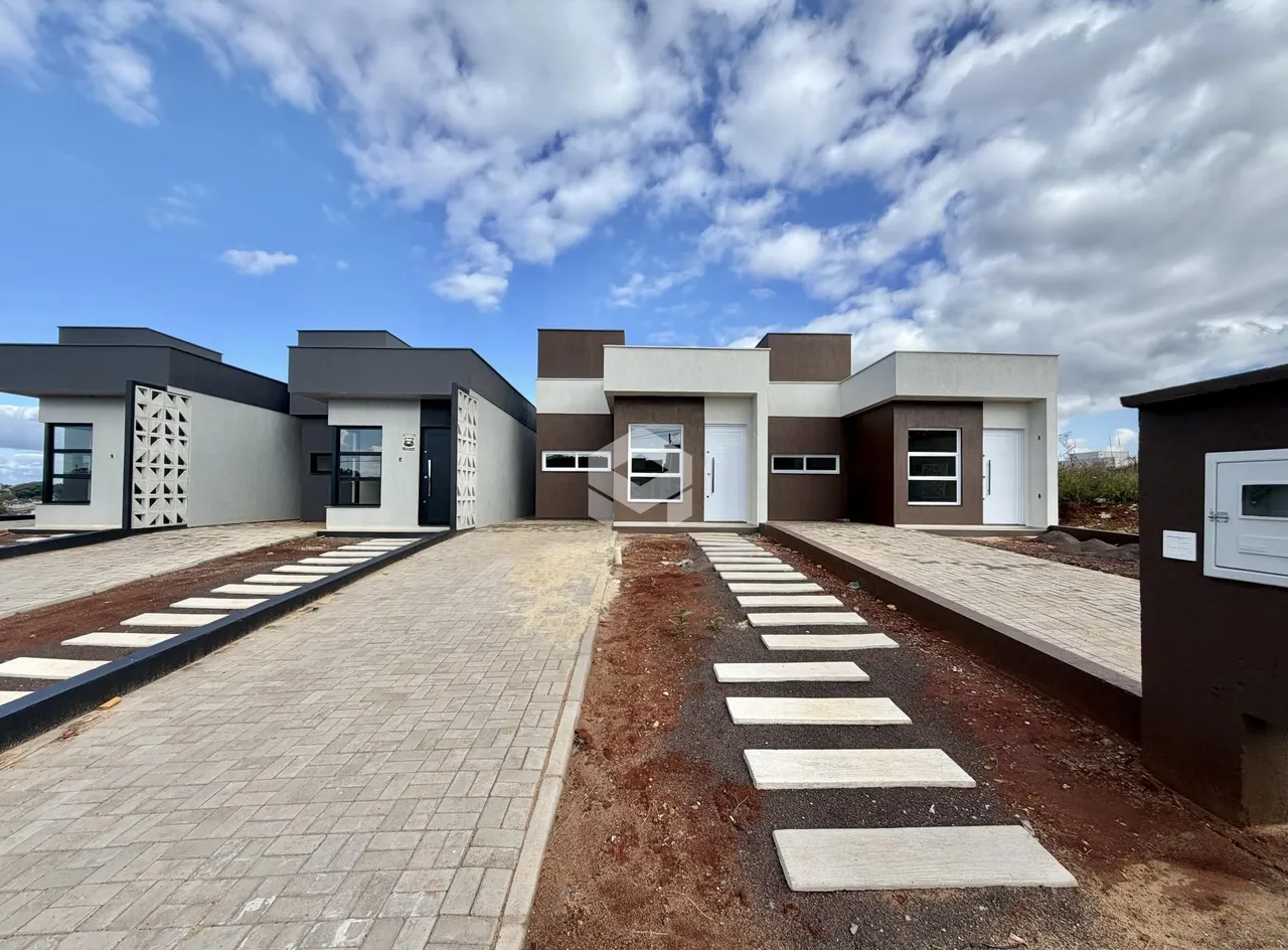 Fachada moderna de casas em Lajeado, Brasil, com entrada pavimentada.