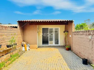 Fachada de uma casa em Lajeado, Brasil, com área pavimentada.