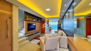 Sala de estar moderna com decoração em tons neutros.