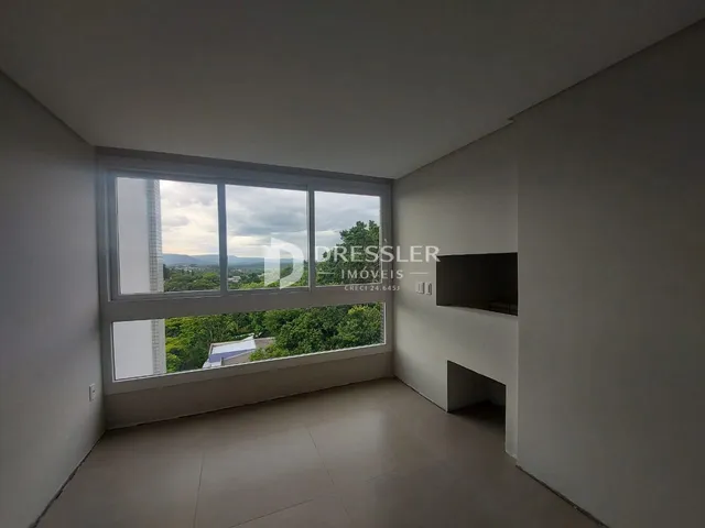 Vista interna de um cômodo com grande janela de vidro.