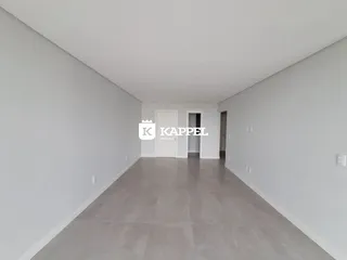 Hall de corredor com paredes brancas e piso cinza claro.