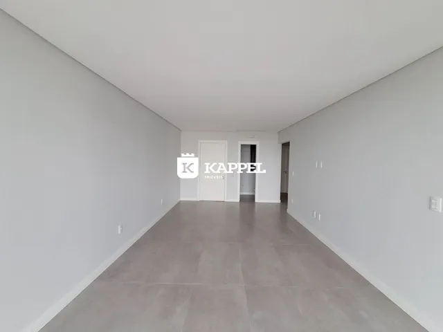 Hall de corredor com paredes brancas e piso cinza claro.