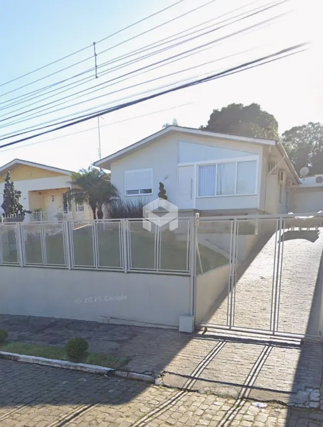 Fachada de uma casa em Lajeado, Brasil, com cerca e calçada.