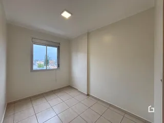 Foto de um ambiente interno com piso de cerâmica e janela.