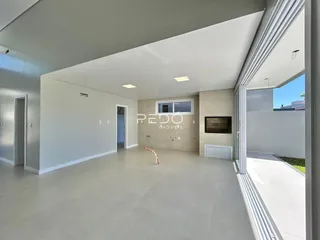 Ambiente interno amplo e claro de uma residência em Lajeado.