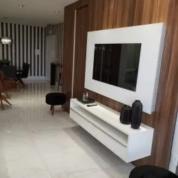 Hall de entrada com painel de madeira na área interna.