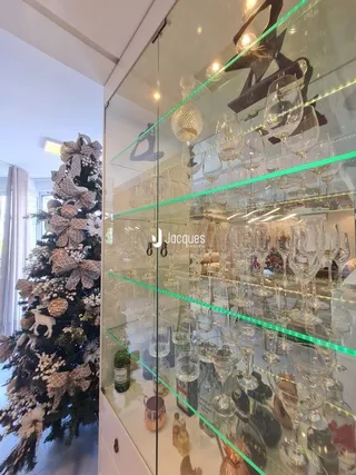 Exposição de objetos em um armário de vidro.