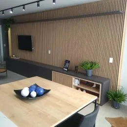 Foto de uma mesa de madeira em um ambiente interno com painéis de madeira.