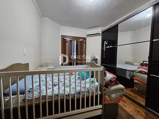 Quarto com cama e armário em ambiente interno.