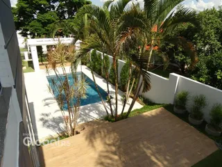 Vista da piscina e jardim com palmeiras em Lajeado.