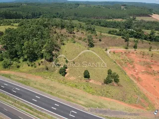 Vista aérea de uma área rural com vegetação e estrada no Brasil.