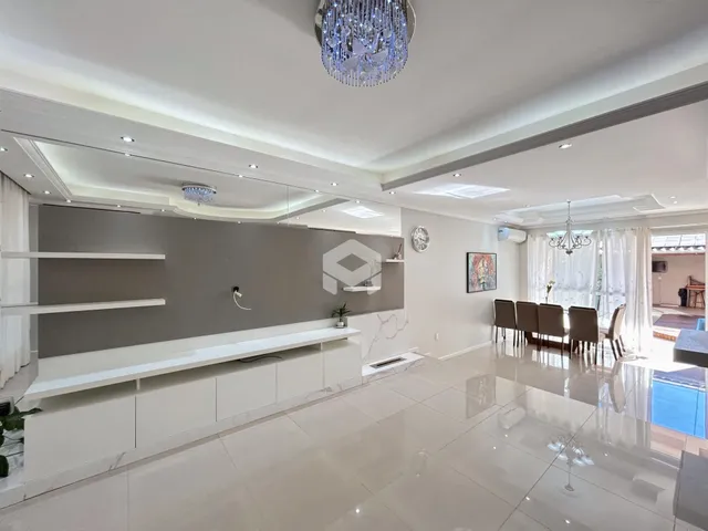 Ambiente interno de sala de estar com piso de porcelanato claro e paredes cinzas.
