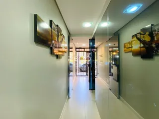 Corredor interno de uma residência em Lajeado, Brasil.