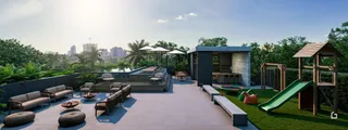 Vista externa de um quintal com área de lazer e jardim.