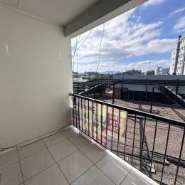 Vista de uma área externa com grade de metal em um imóvel em Lajeado.
