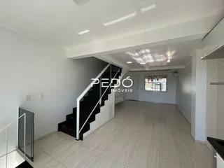 Hall de entrada com escadaria em um imóvel residencial.
