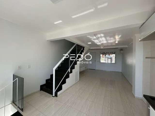 Hall de entrada com escadaria em um imóvel residencial.