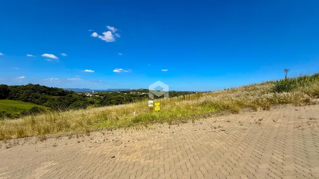 Vista de paisagem de colinas e vegetação no Brasil.