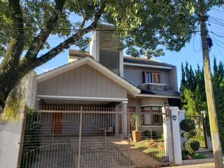 Fachada de uma casa residencial em Lajeado, Brasil, com portão de ferro.