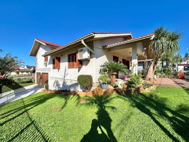 Fachada de uma residência com jardim em Lajeado, Brasil.