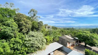 Vista aérea de uma propriedade cercada por vegetação densa na região de Lajeado.