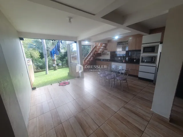Sala de estar com vista para o quintal de uma residência em Lajeado.