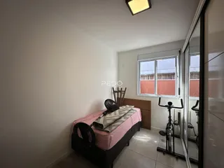 Quarto com cama e janela em um imóvel.