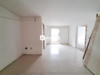 Hall de entrada com paredes brancas e piso de cerâmica.