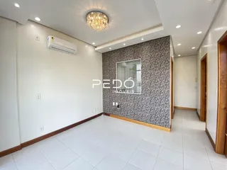 Hall de entrada com parede texturizada e piso claro.