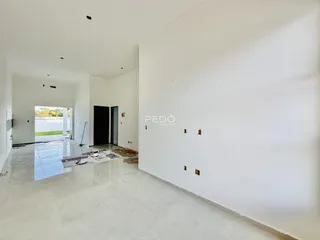 Interior de uma sala ampla e vazia em construção.