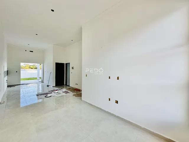 Interior de uma sala ampla e vazia em construção.