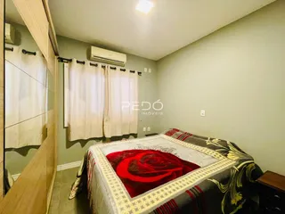 Quarto com cama e janela decorada em um imóvel no Brasil.