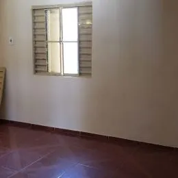 Uma parede interna com uma janela coberta por venezianas.