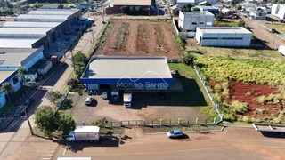 Vista externa de um terreno com estruturas e área externa cercada em Lajeado.