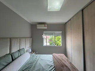 Quarto com cama e janela em um imóvel no Brasil.