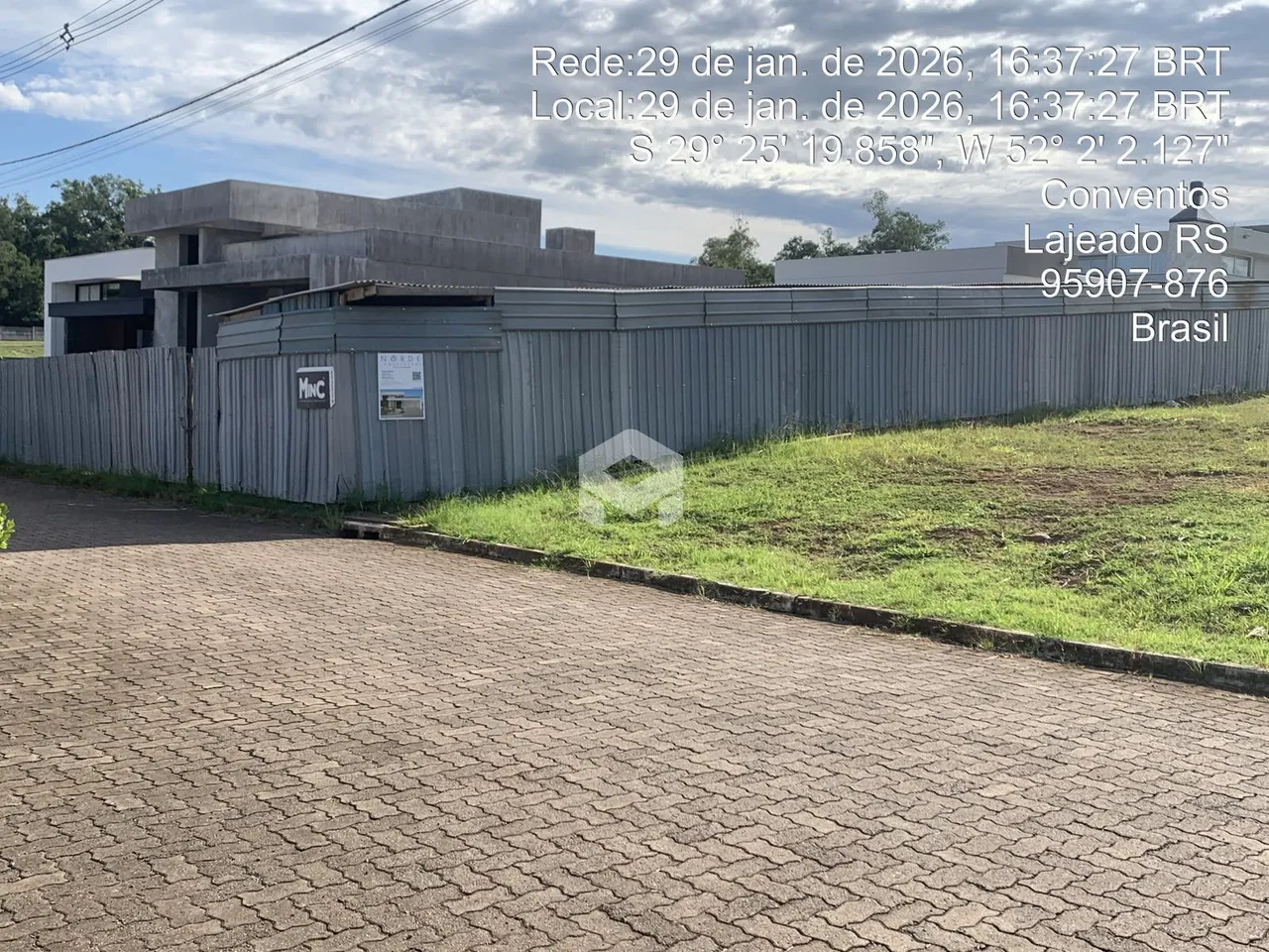 Vista externa de uma propriedade com cerca de metal e gramado em Lajeado, Brasil.