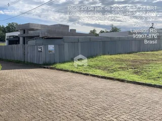 Vista externa de uma propriedade com cerca de metal e gramado em Lajeado, Brasil.