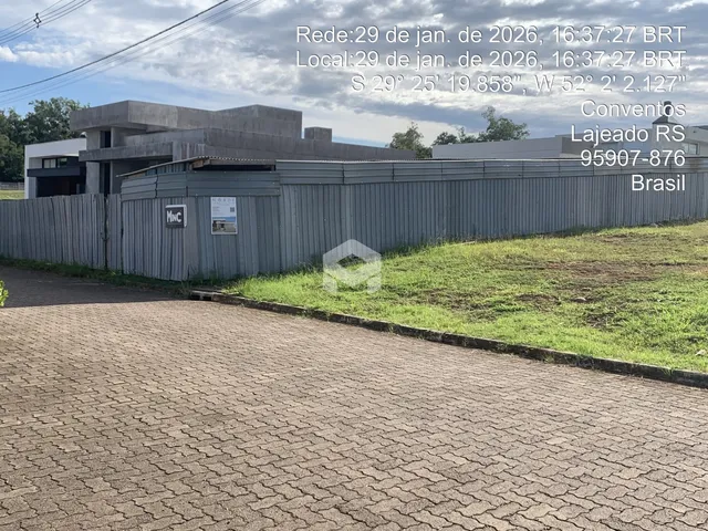 Vista externa de uma propriedade com cerca de metal e gramado em Lajeado, Brasil.