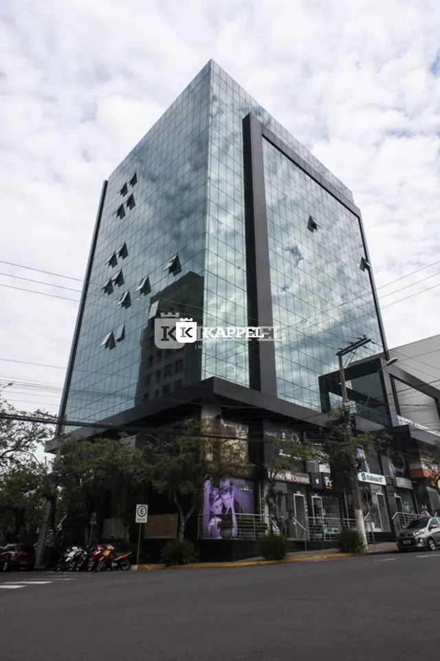 Foto da fachada de um prédio comercial moderno com fachada de vidro em Lajeado, Brasil.