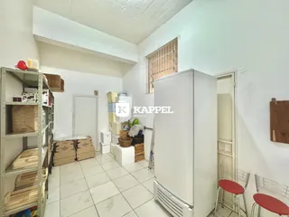 Esta é uma foto de um ambiente interno com prateleiras de armazenamento e um refrigerador branco.