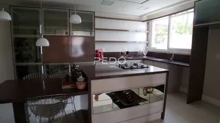Vista da cozinha com armários e ilha em Lajeado, Brasil.