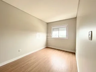 Foto de um cômodo interno com piso de madeira clara.