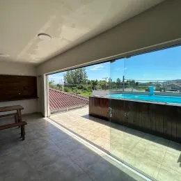 Vista da piscina externa de uma residência em Lajeado, Brasil.