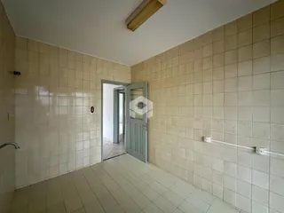 Interior de um banheiro com piso e paredes de cerâmica.