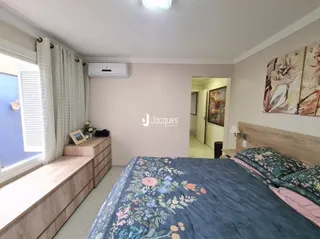 Quarto com cama grande e paredes claras em um imóvel no Brasil.