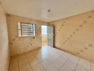 Hall de um imóvel em Lajeado, Brasil, com paredes revestidas de cerâmica.