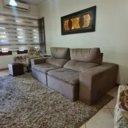 Foto de uma sala de estar com sofá e tapete em um imóvel.
